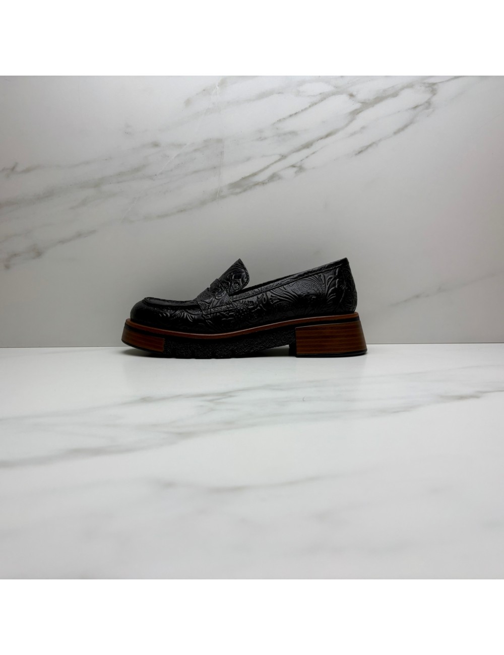 MOCASIN repujado negro