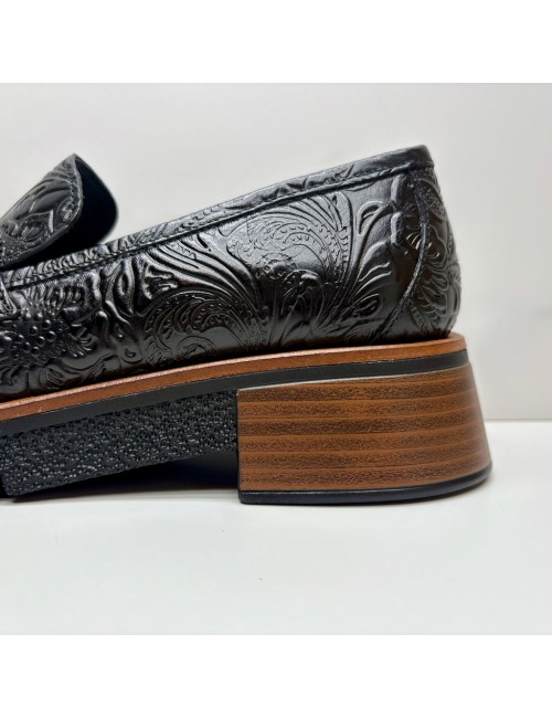 MOCASIN repujado negro