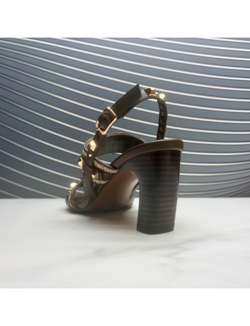 SANDALIA tachas marron