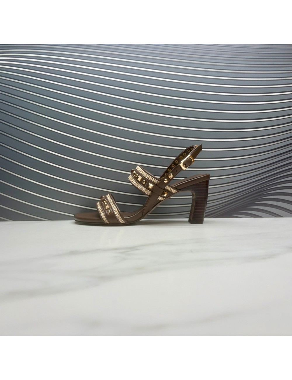 SANDALIA tachas marron