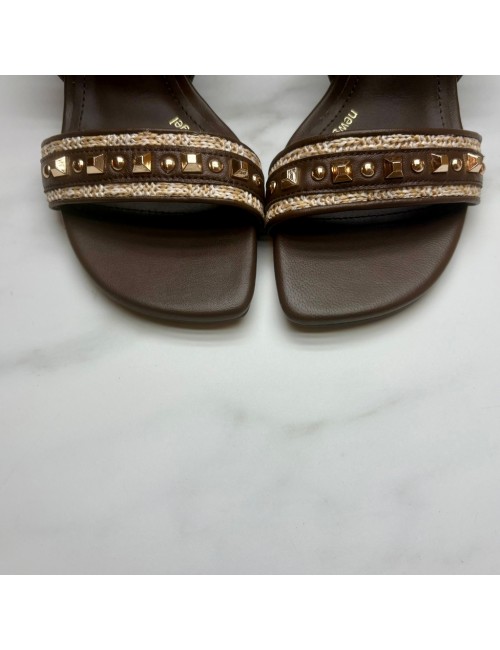 SANDALIA tachas marron