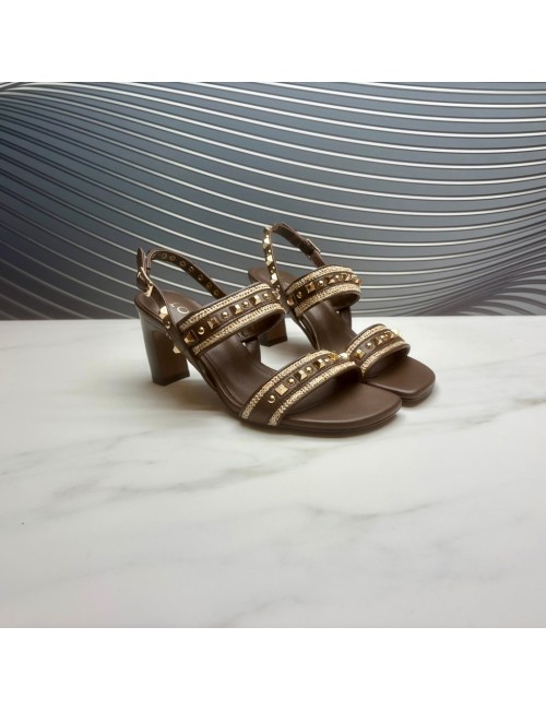 SANDALIA tachas marron