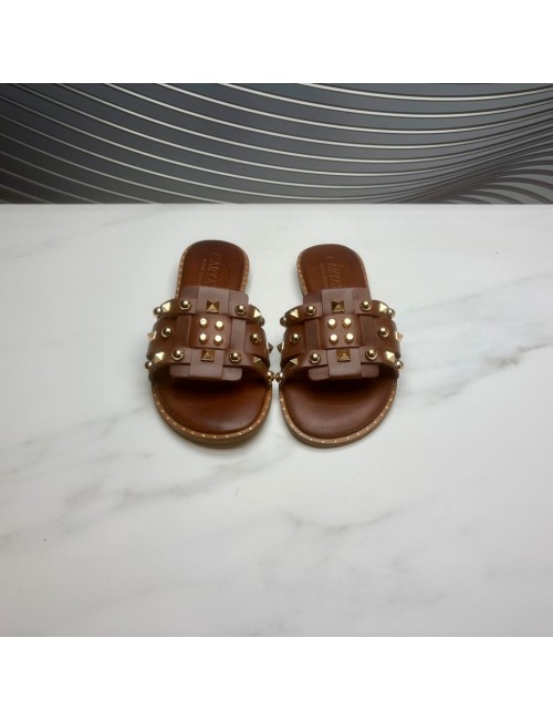 SANDALIA pala tachas marron
