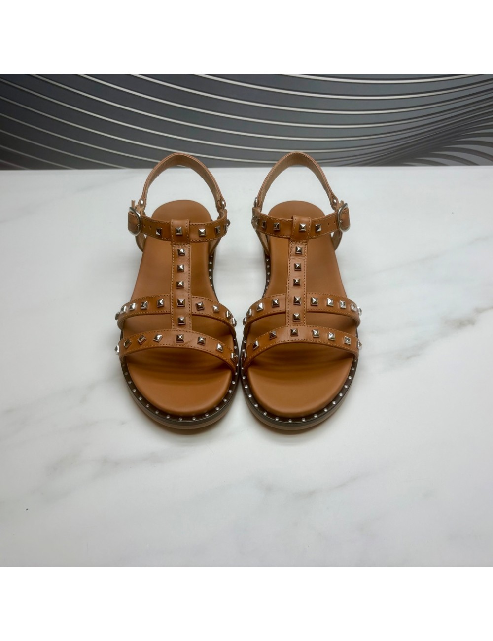 SANDALIA tachas cuero