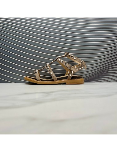 SANDALIA tachas taupe