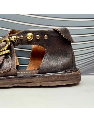 SANDALIA plana tachas marron