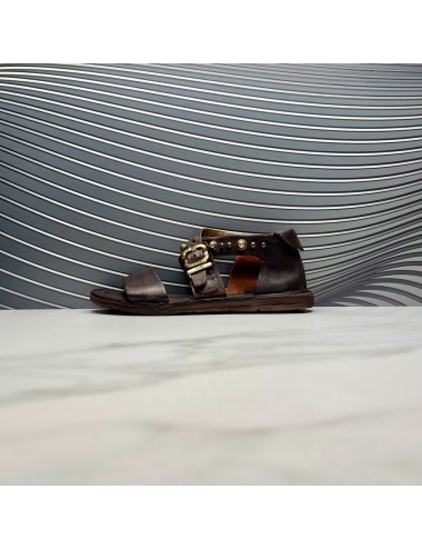 SANDALIA plana tachas marron