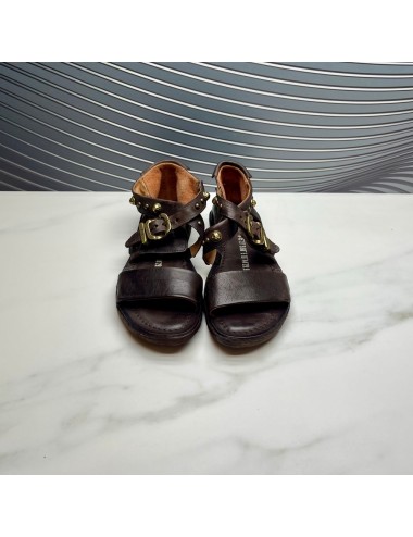 SANDALIA plana tachas marron