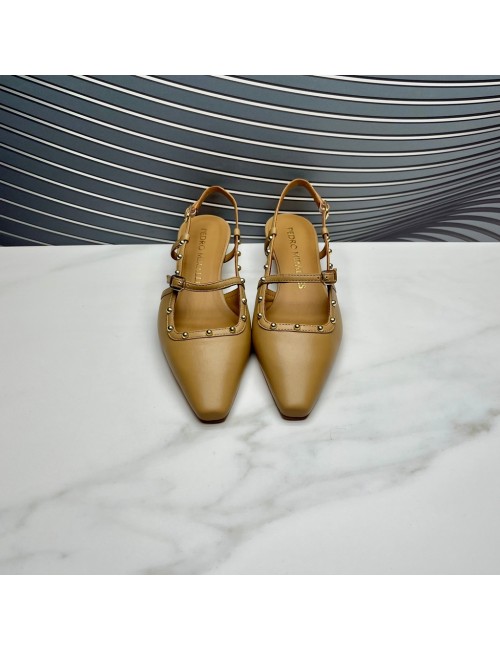 ZAPATO abierto tachas camel