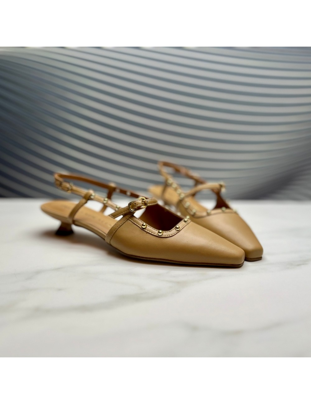 ZAPATO abierto tachas camel