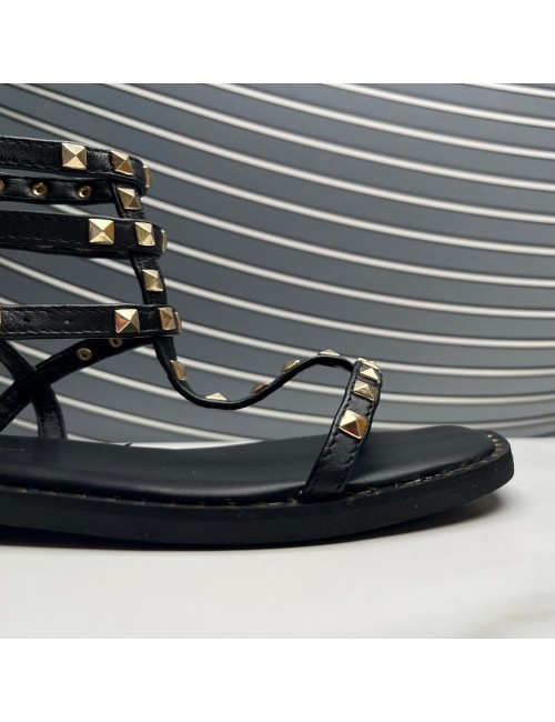 SANDALIA tachas negra