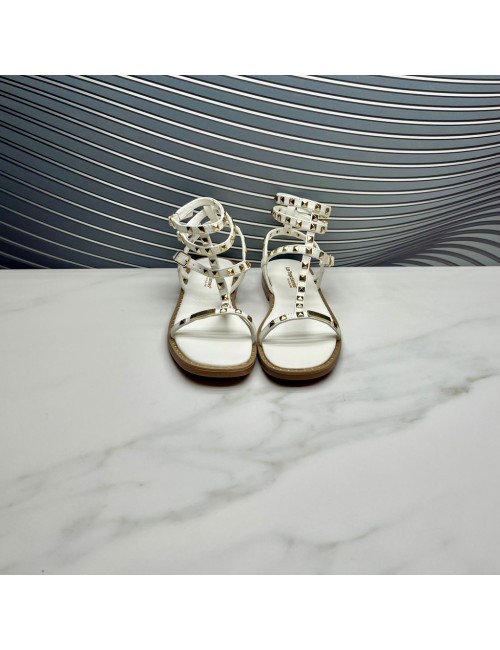 SANDALIA tachas blanca