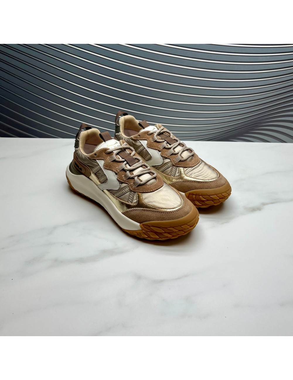 SNEAKER DORADO